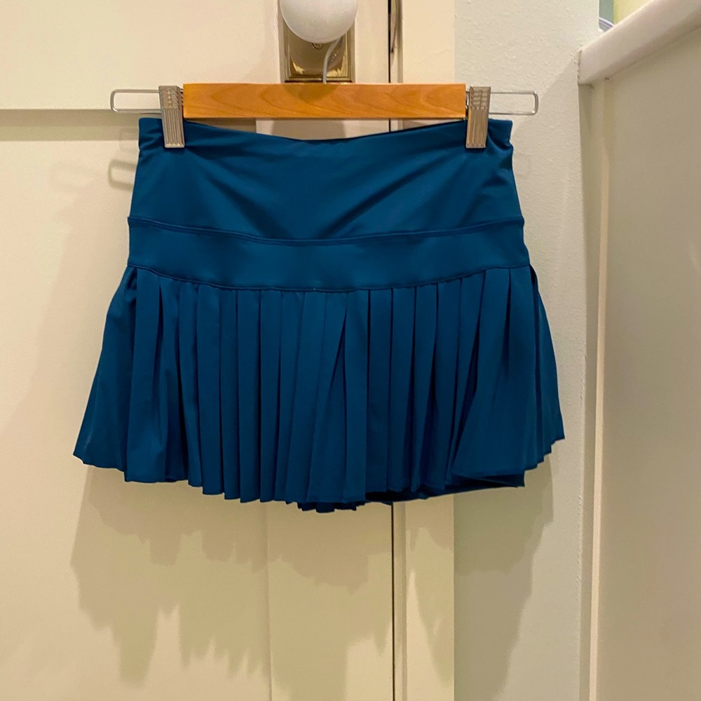 Gold hinge skirt. Size small. Good lululemon dupe.